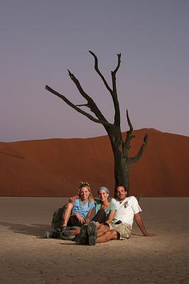 sossus vlei (54).JPG - Das Deadvlei bietet die Kulisse für Afrikas erstes Outdoor-Fotostudio. Isolde, Steffi und Stefan.